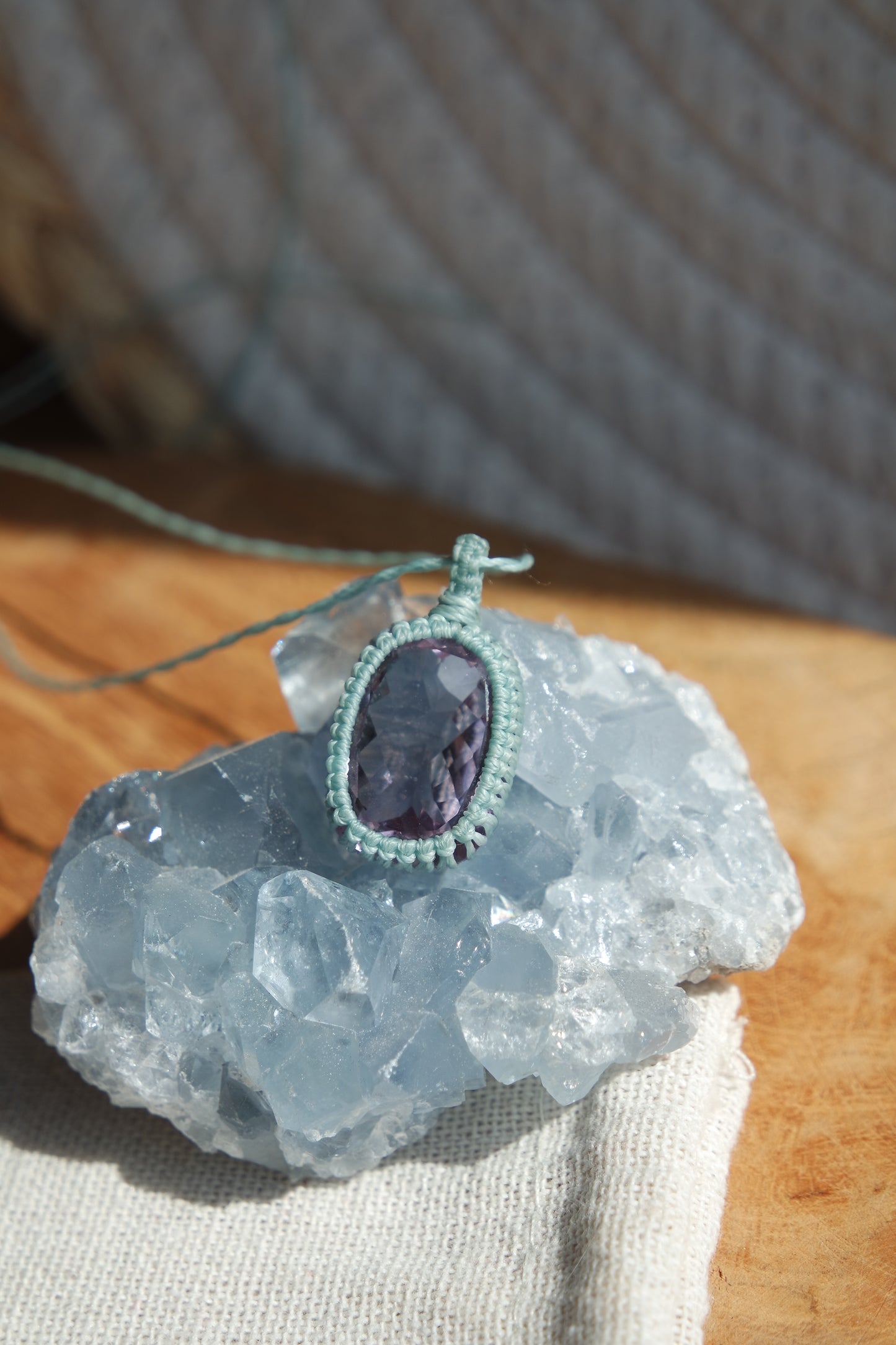 facettierter Amethyst Makramee Kette Blau