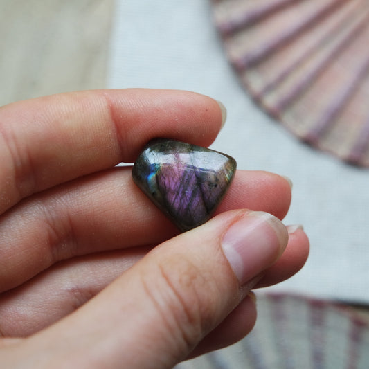 Lila Labradorit Cabochon ~ 7XO
