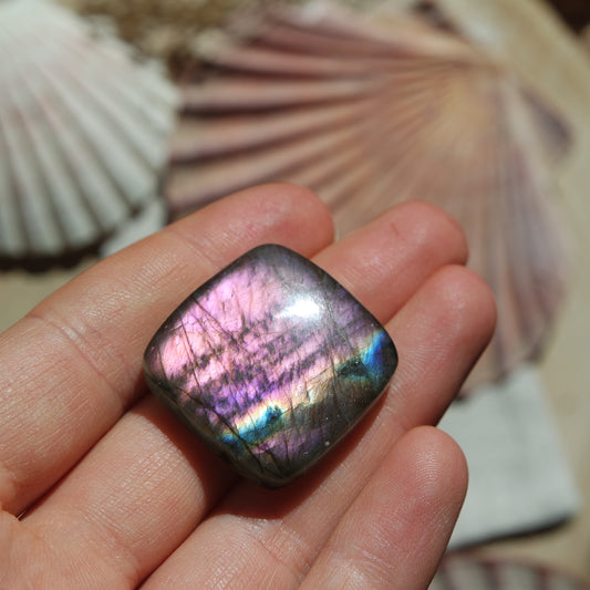 Lila Labradorit Cabochon ~ 28Xj