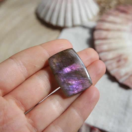 Lila Labradorit Cabochon ~ 18Zi