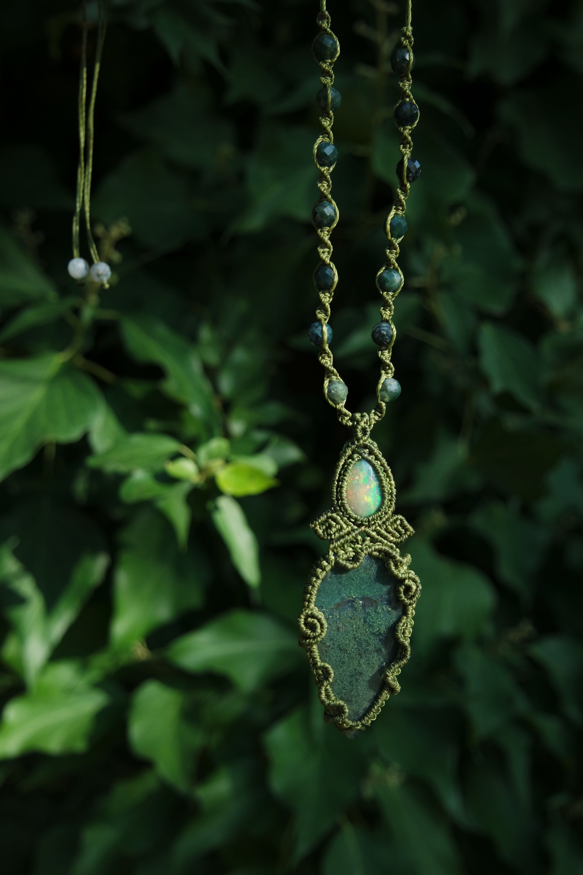 Einzelstück Makramee-Kette mit Moosachat und Opal