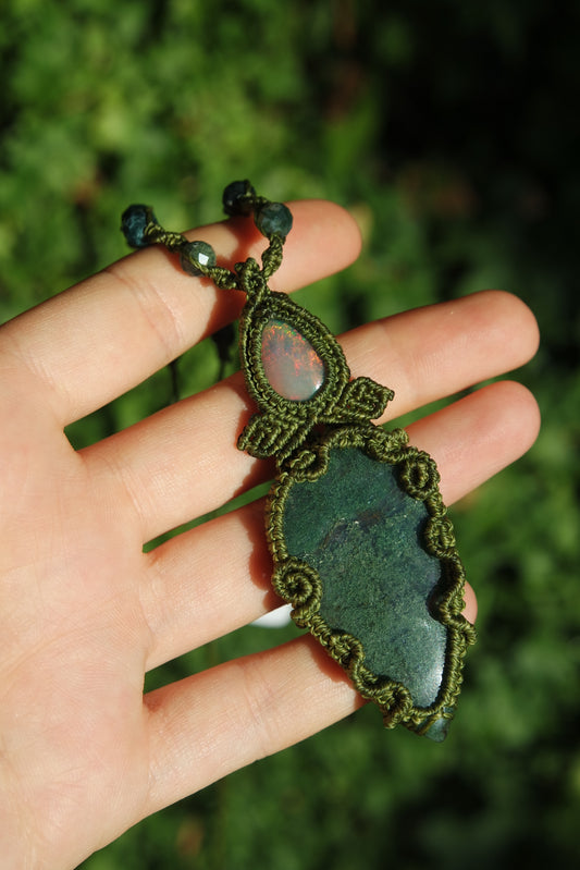 Makramee-Kette Geborgenheit mit Moosachat und Opal