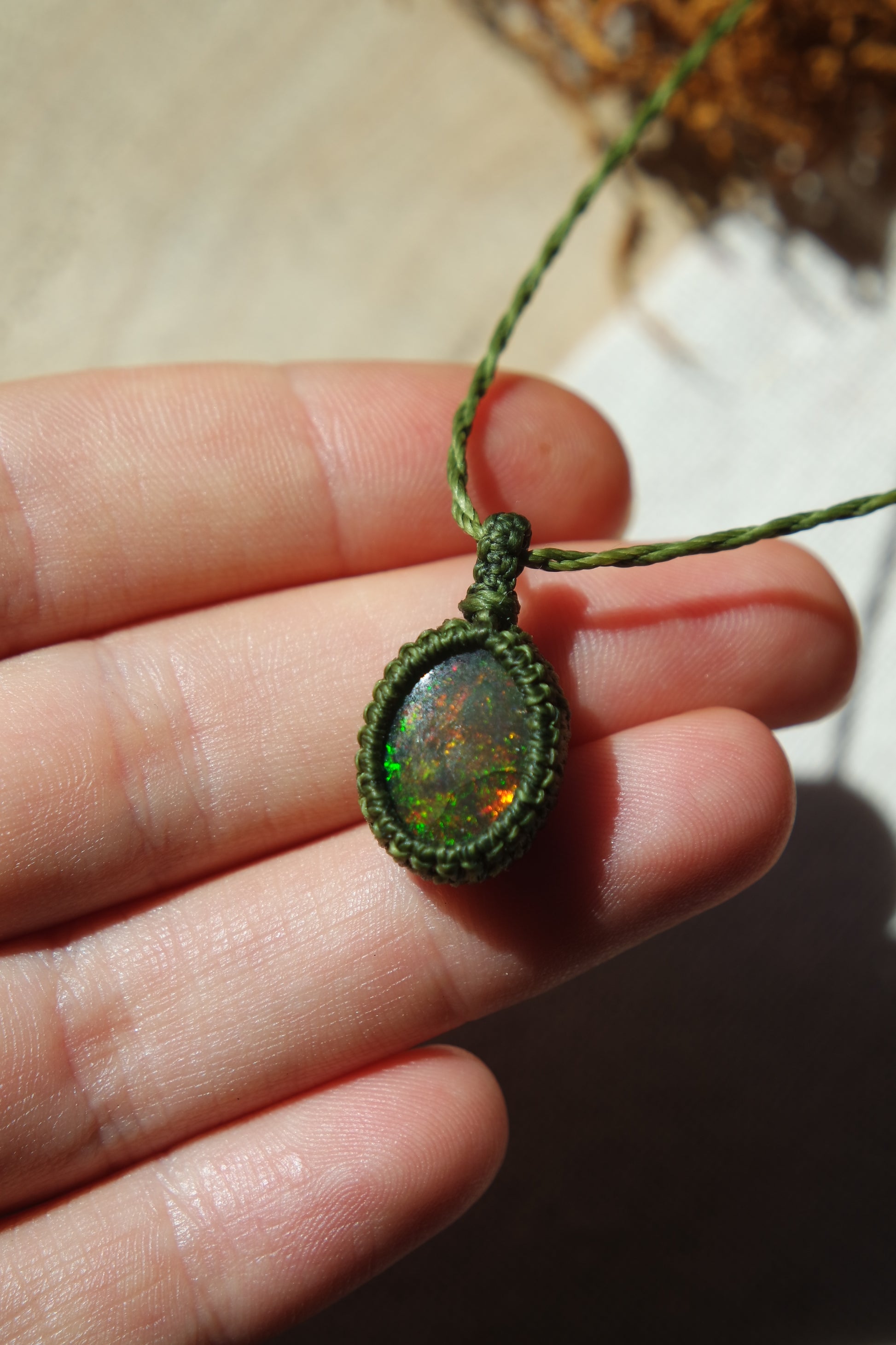 Naturinspirierter Schmuck mit Opal und Handarbeit