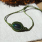 Nahaufnahme Opal Armband in grünem Garn