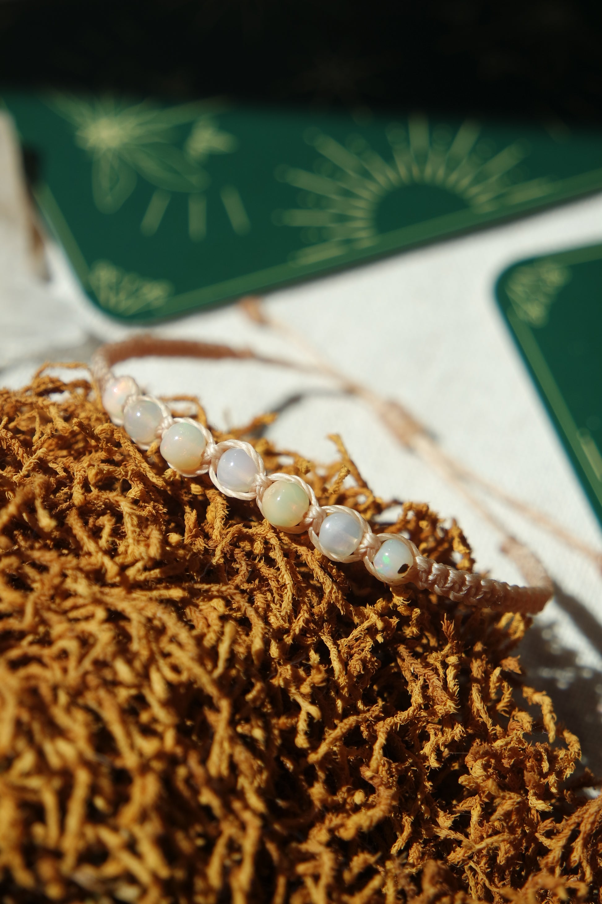 Beige Makramee Armband mit echten Opalen
