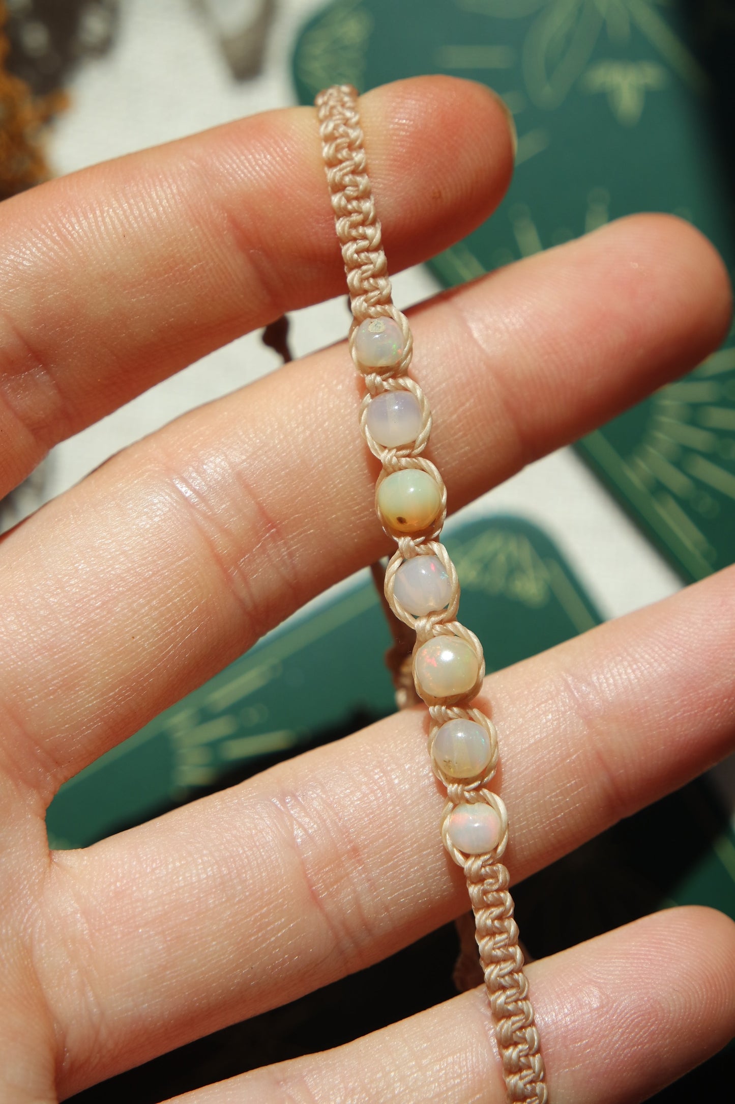 Nahaufnahme Opal Sanft Armband auf der Hand
