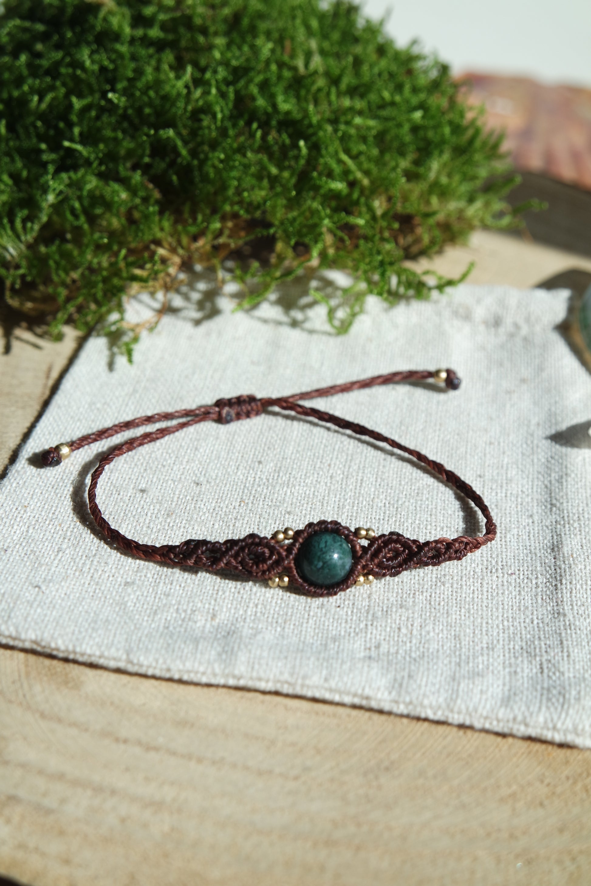 Boho Schmuck Armband mit braunem Garn und Moosachat