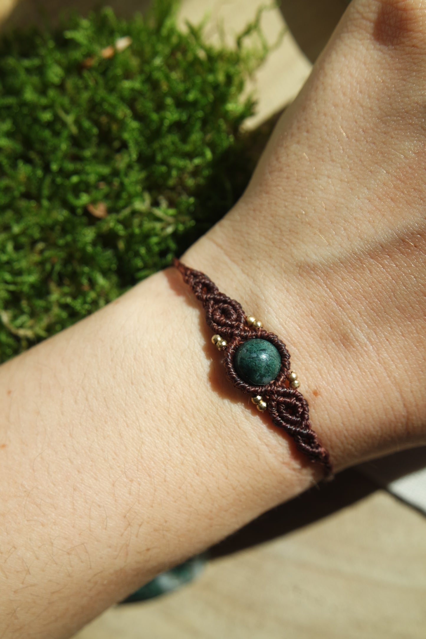 Handgemachtes Makramee Armband in Braun mit Moosachat-Perle