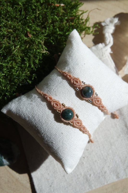 Handgemachtes Makramee Armband in Beige mit Moosachat-Perle