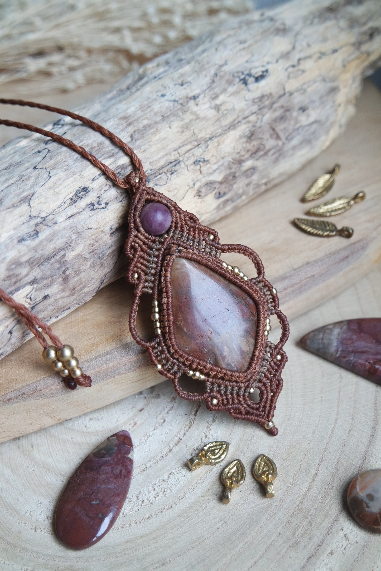 Versteinertes Holz Makramee Kette ~ Feuer