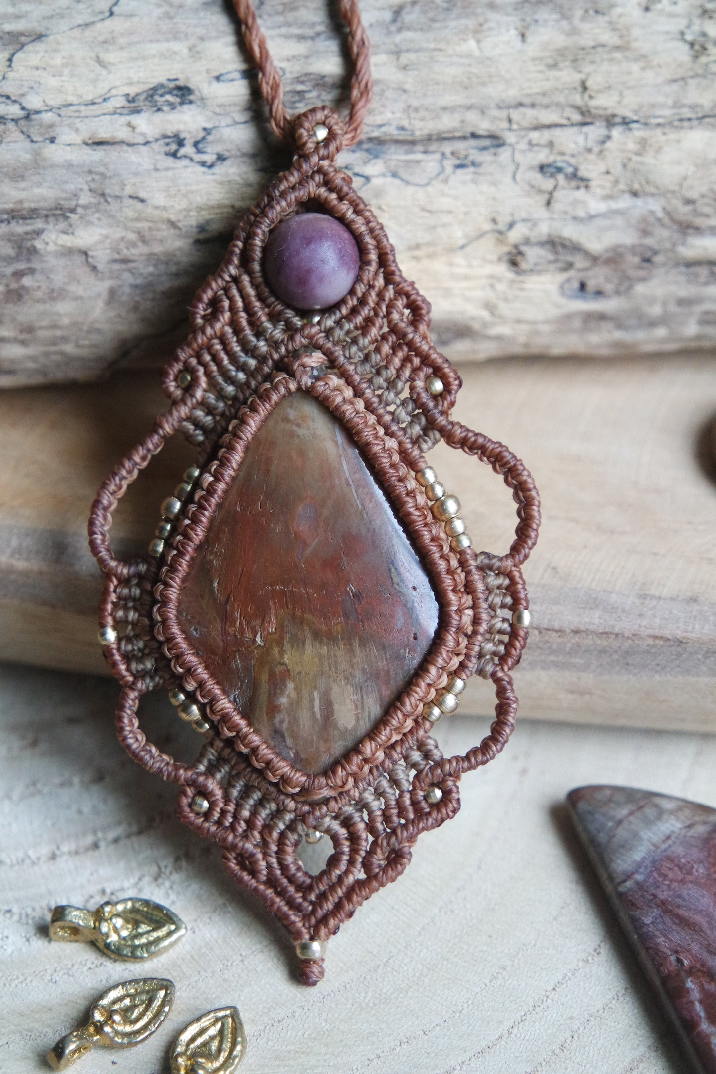 Versteinertes Holz Makramee Kette ~ Feuer