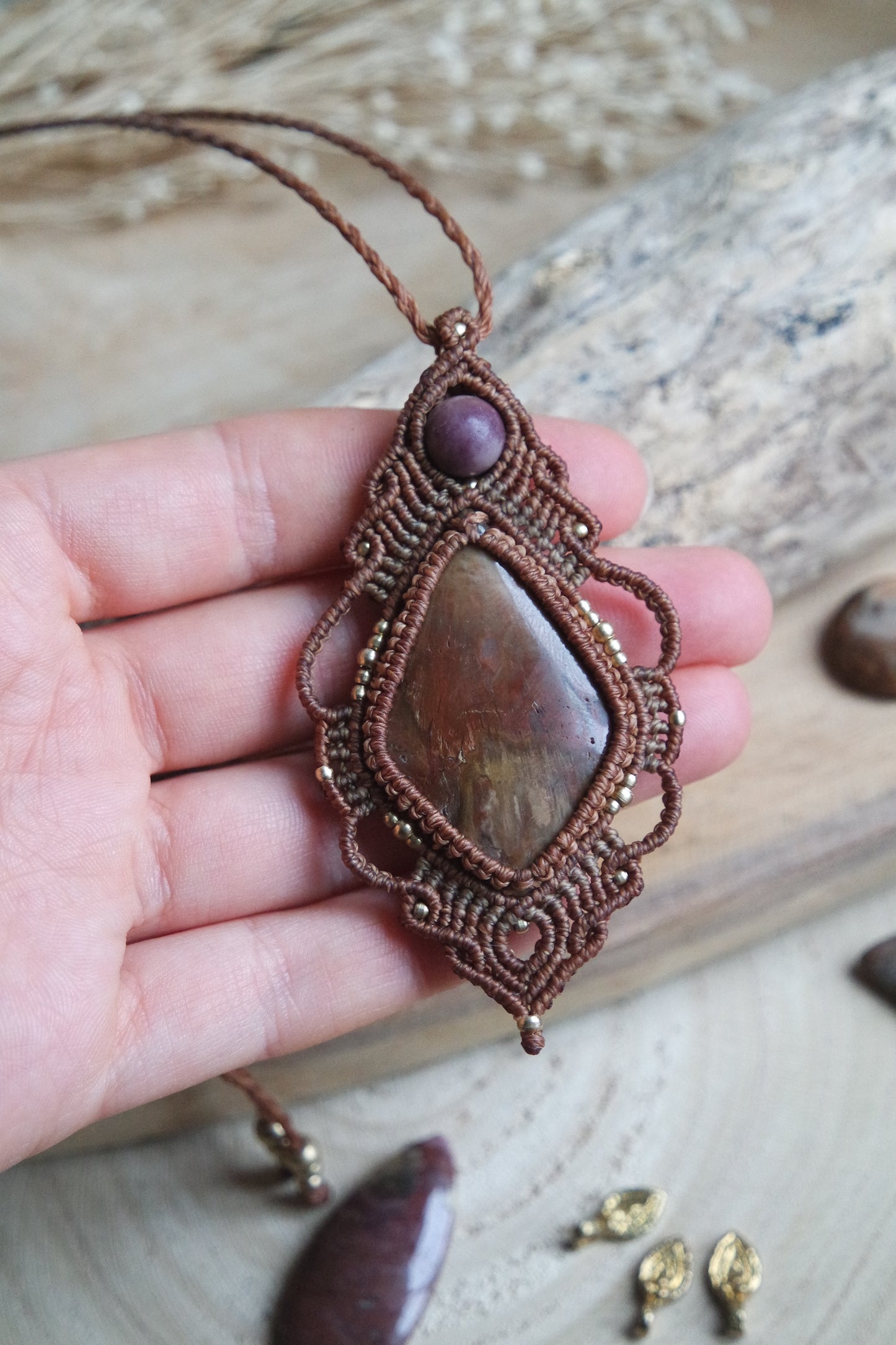 Versteinertes Holz Makramee Kette ~ Feuer