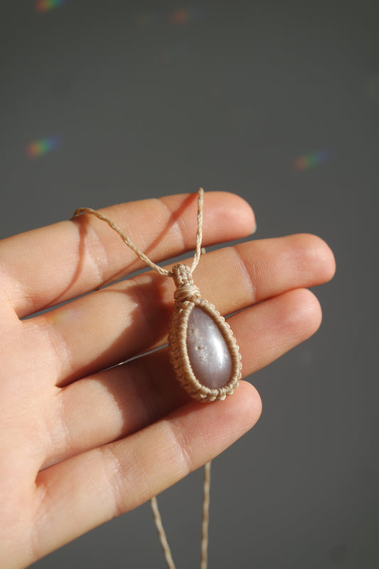 Makramee Kette mit Mondstein „Morgenlicht“