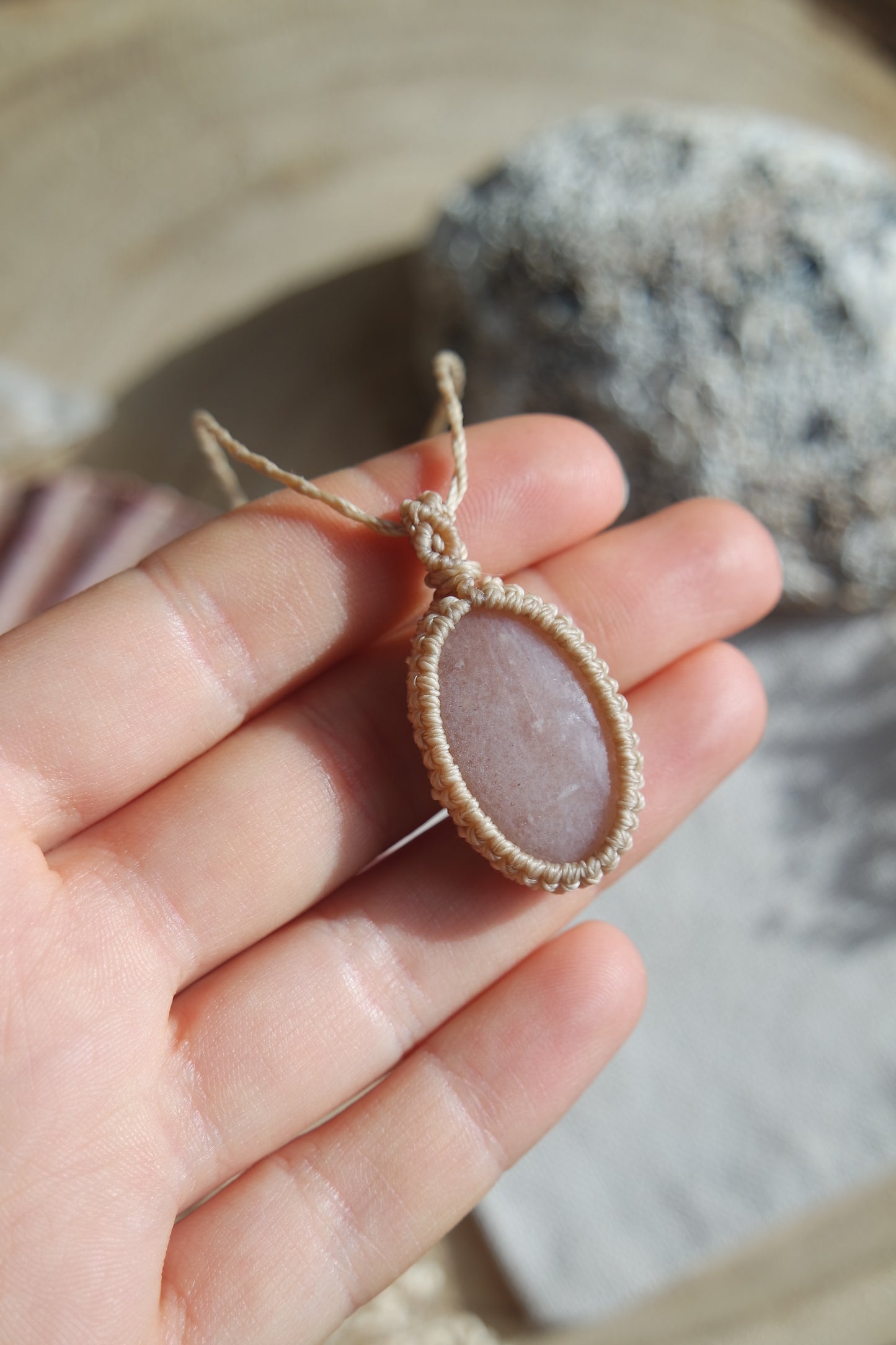 Makramee Kette „Rosentau“ mit roséfarbenem Mondstein