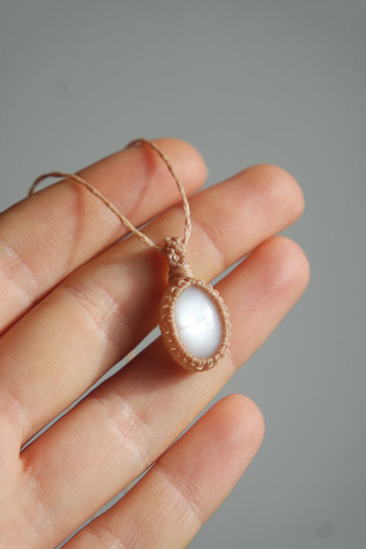 Makramee Kette „Mondhauch“ mit weißem Mondstein