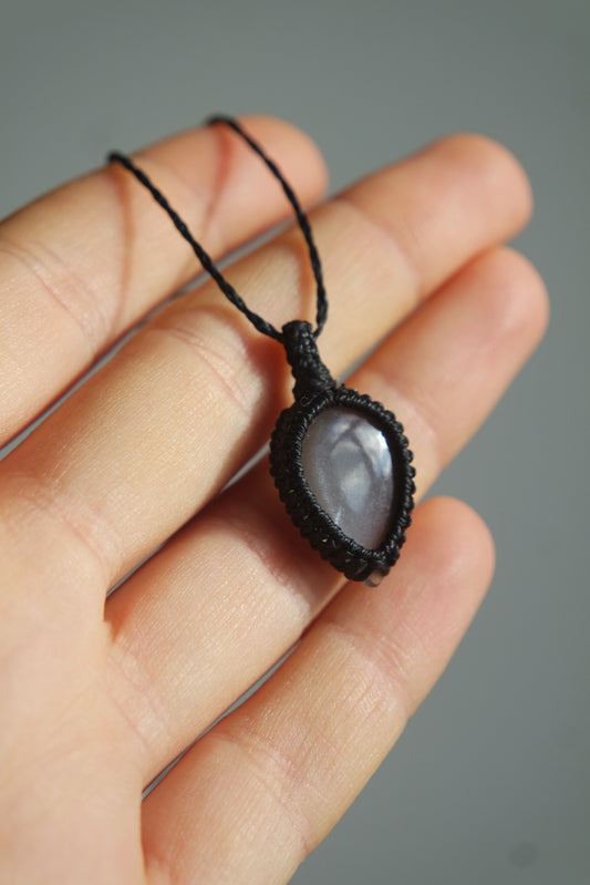 Makramee Kette „Silberschatten“ mit grauem Mondstein