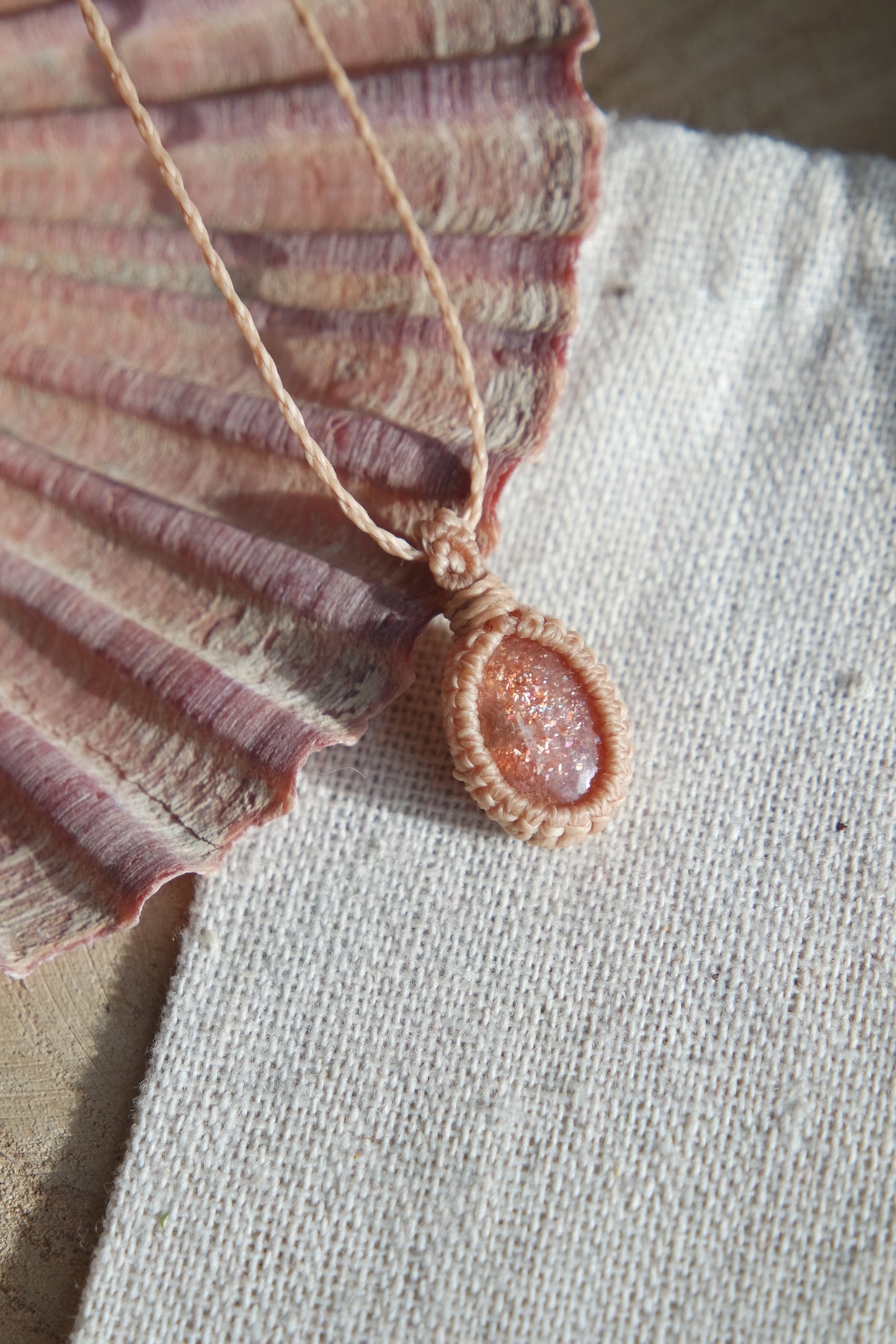 Handarbeit Schmuck – Makramee Kette mit Sonnenstein