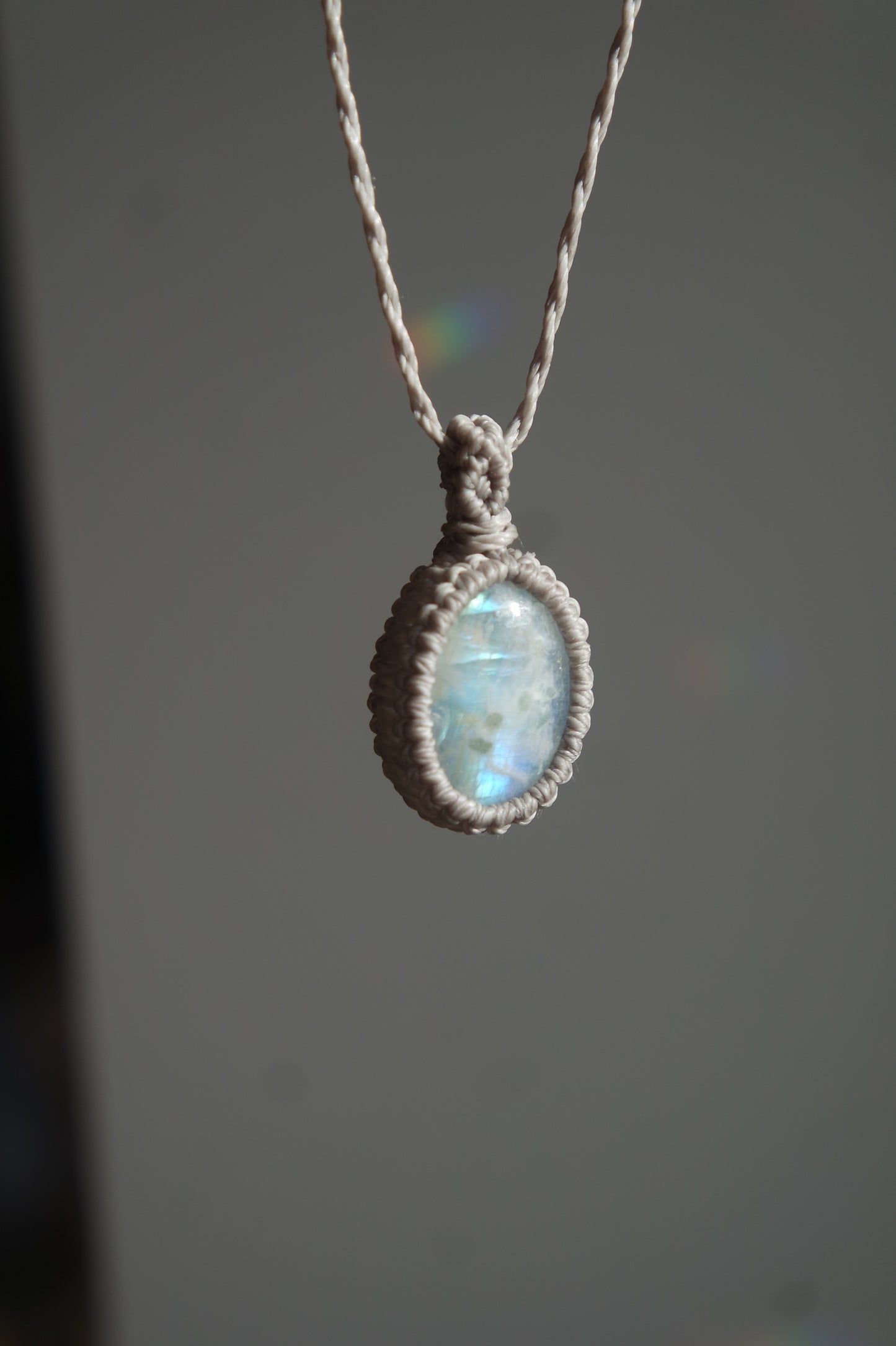 Spirituelle Edelstein Kette mit Regenbogen-Mondstein