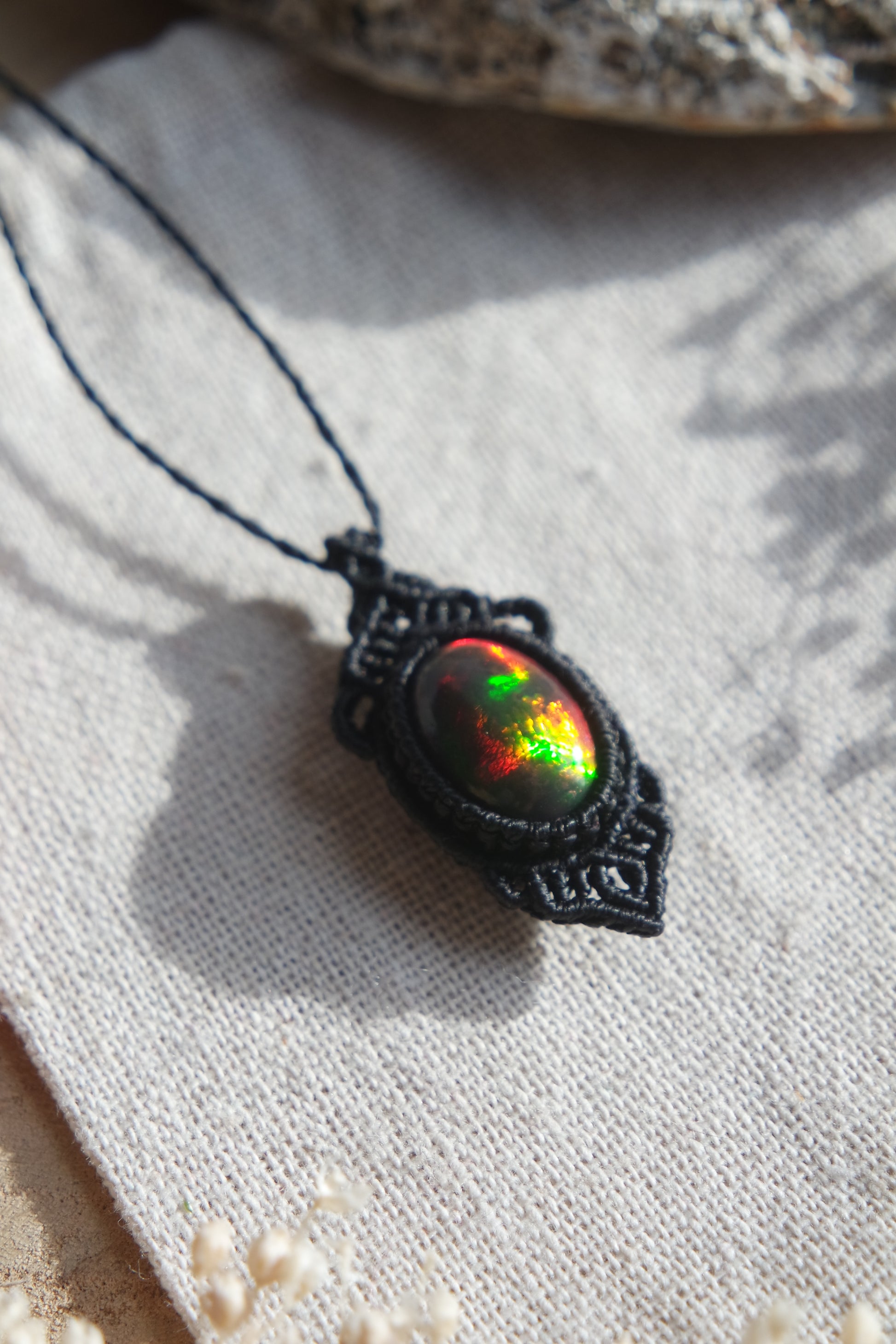 Makramee Kette „Flammenlicht“ mit geräuchertem Opal