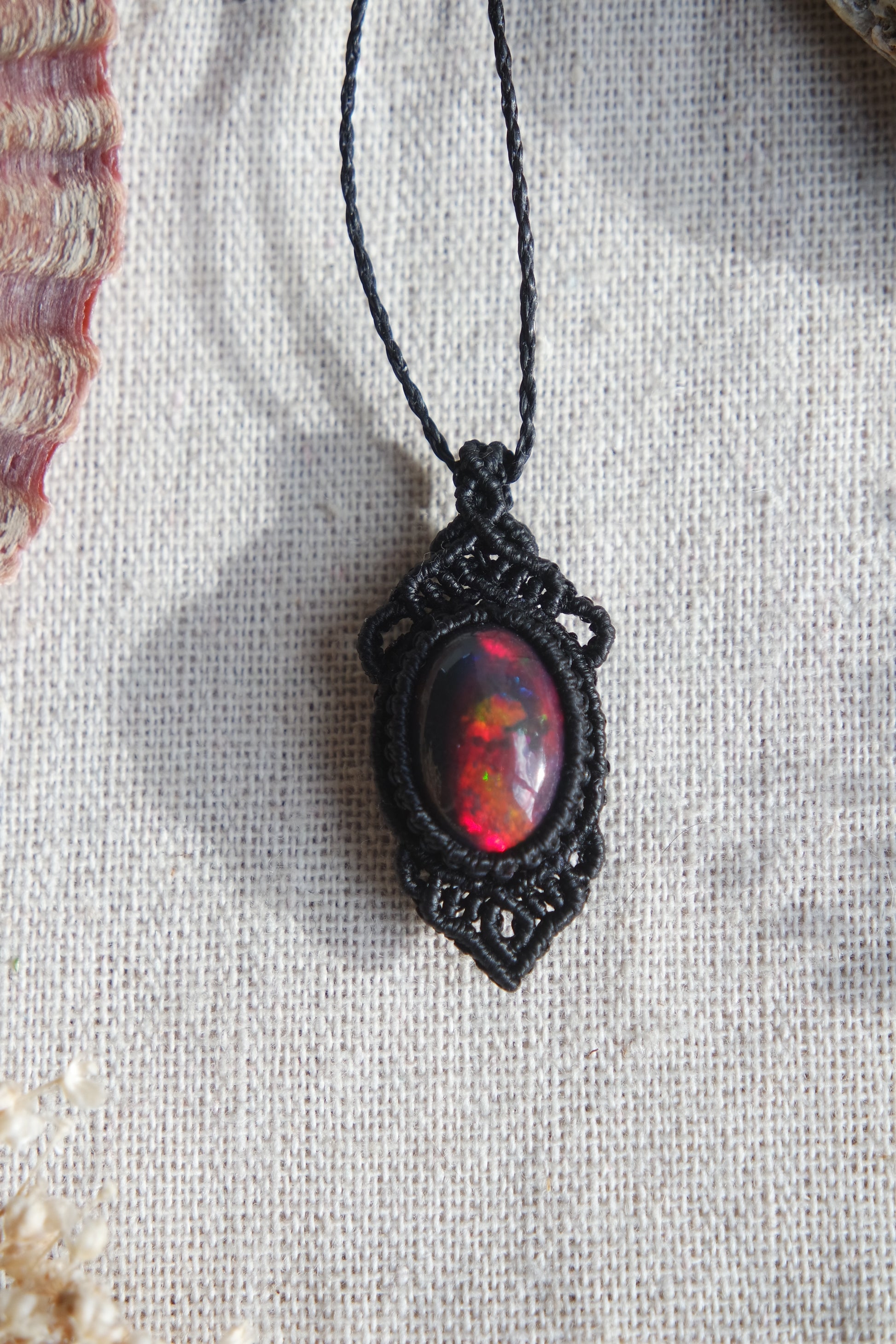 Edelstein Schmuckstück mit goldrotem Schimmer