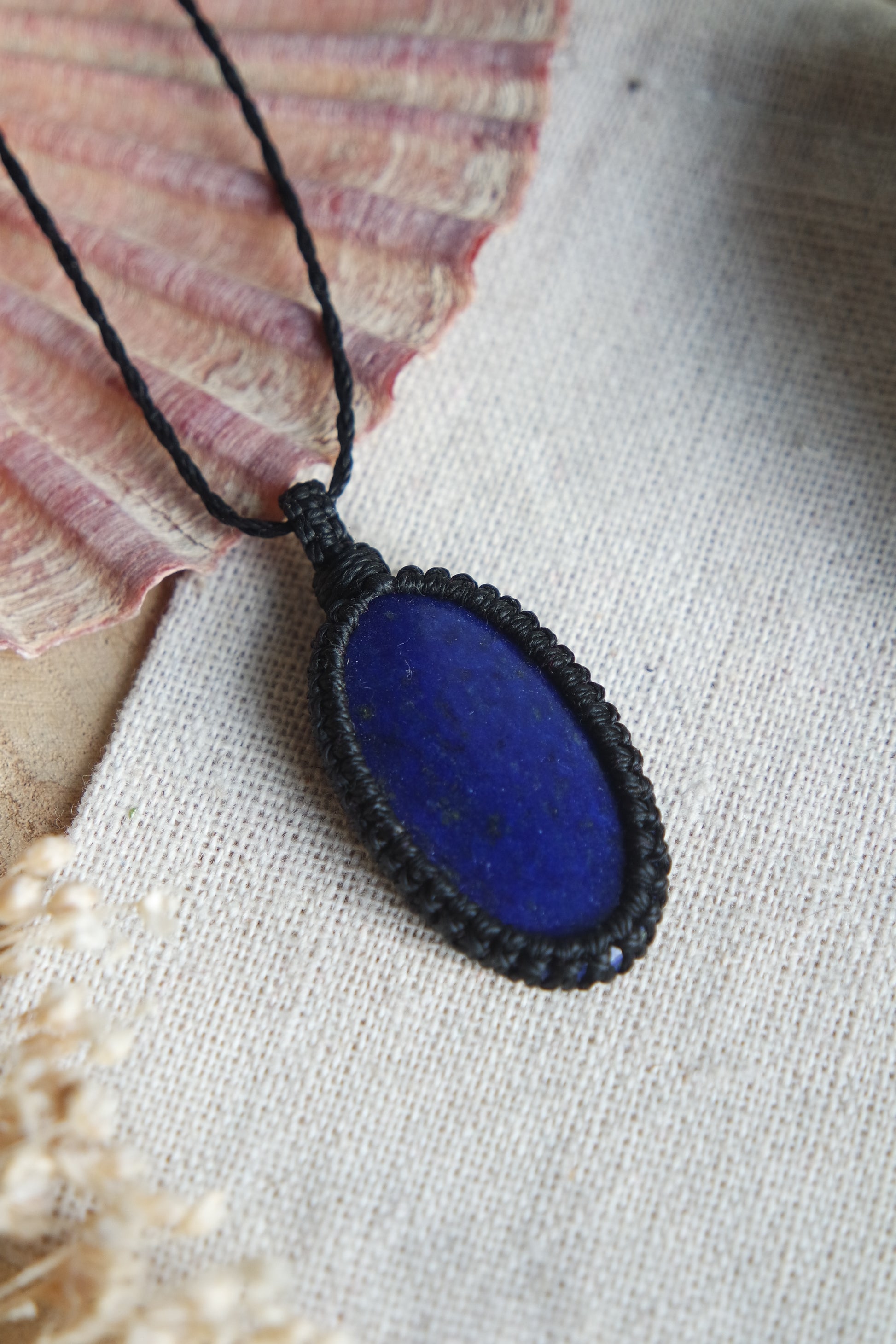 Lapislazuli Anhänger in dunklem Makramee
