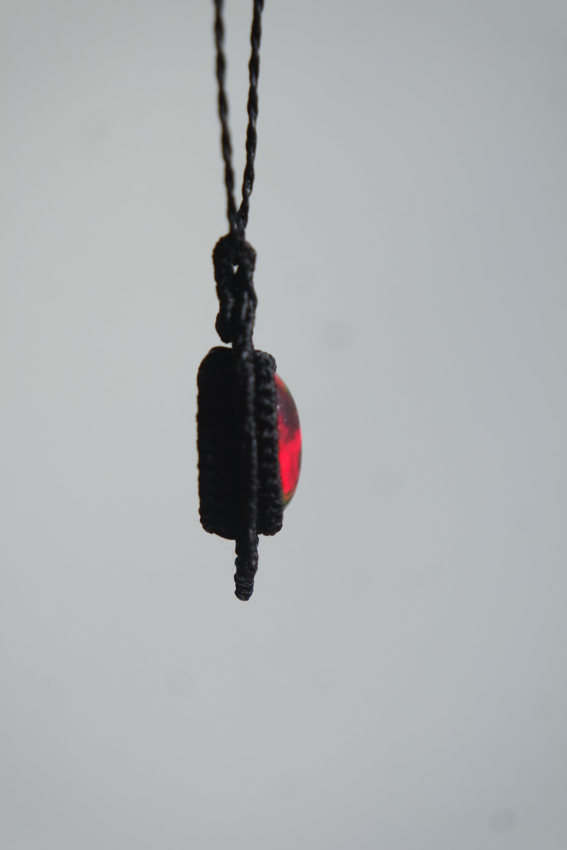 Handgeknüpfte Kette mit dunklem Edelstein