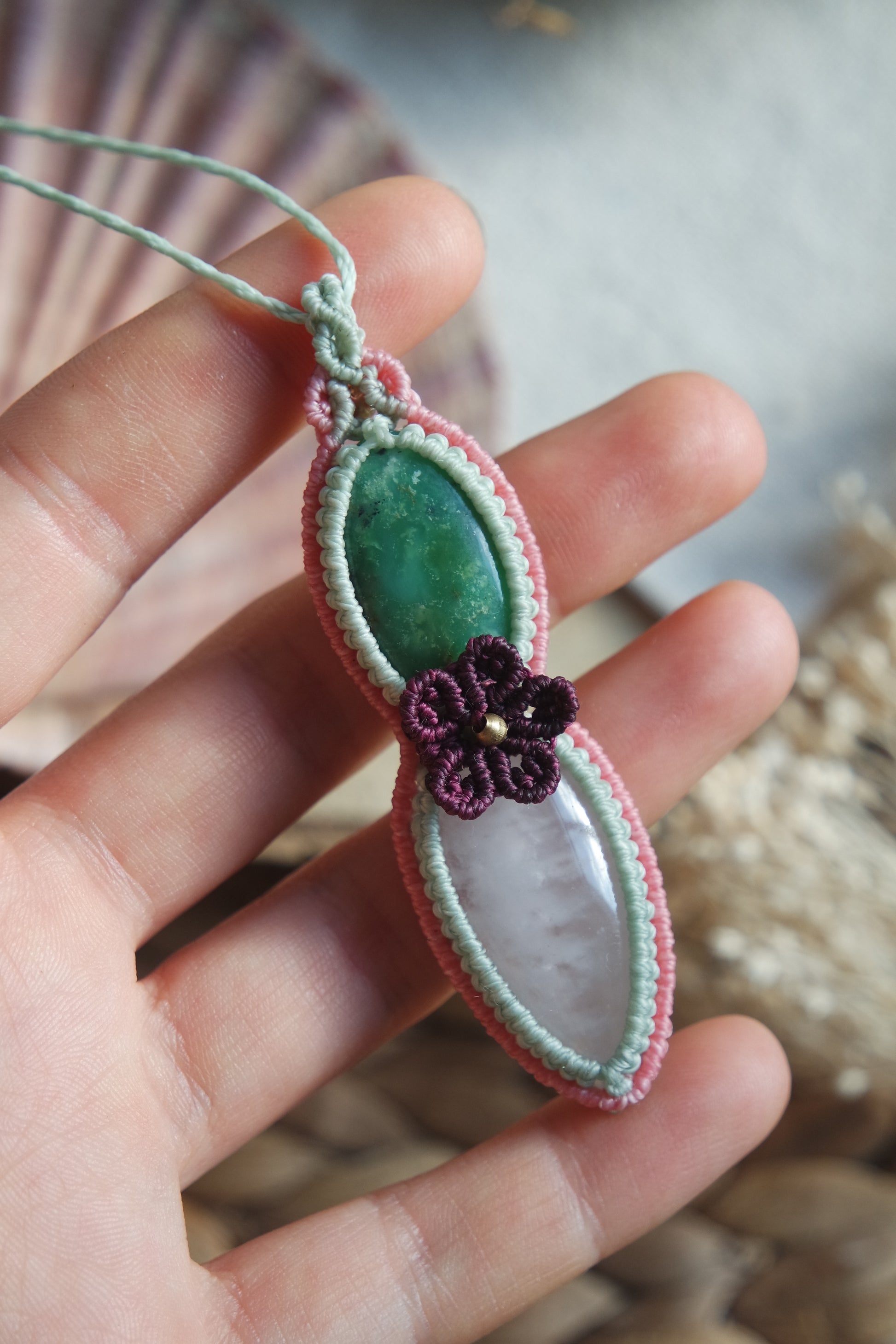 Edelstein Kette Blütentraum auf Leinenhintergrund