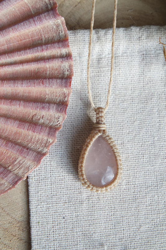 Rosenquarz Makramee Kette ~ SANFTMUT