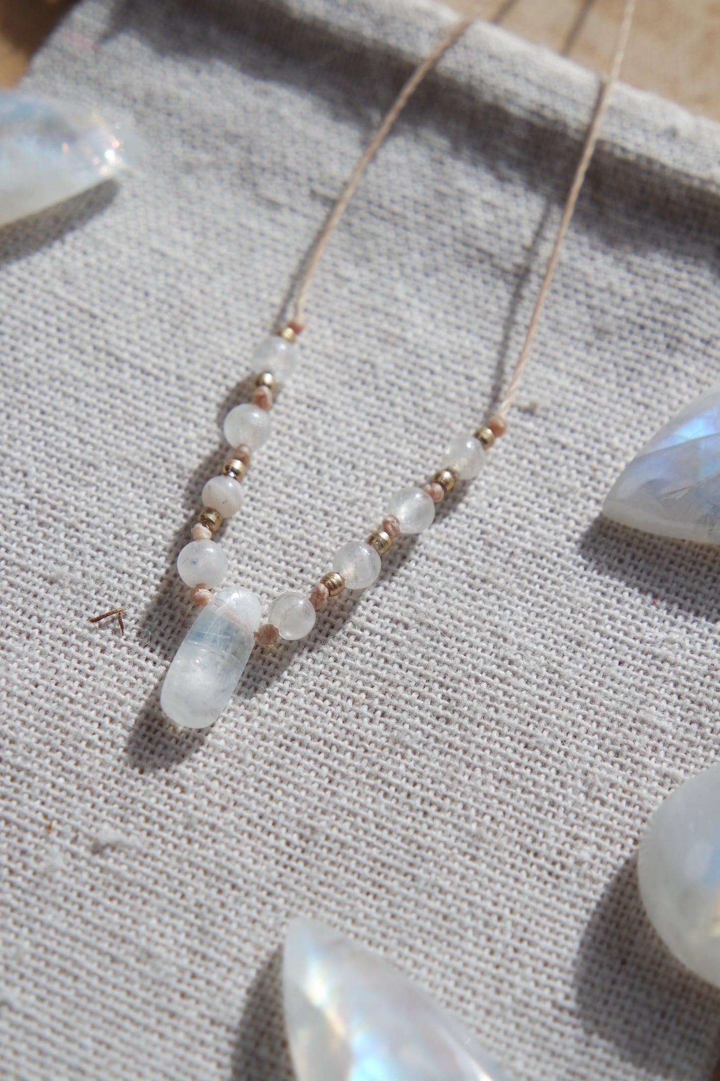 Weiße Labradorit Makramee Kette