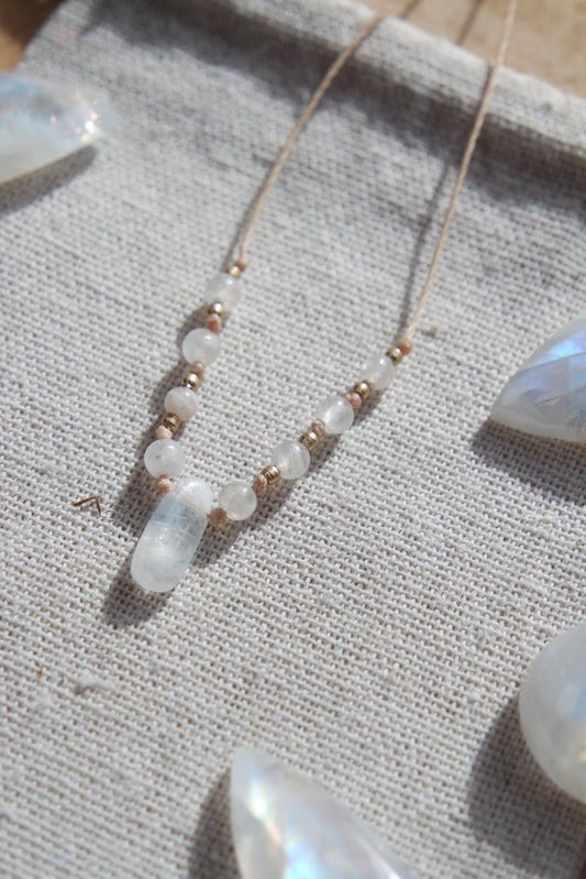 Weiße Labradorit Makramee Kette