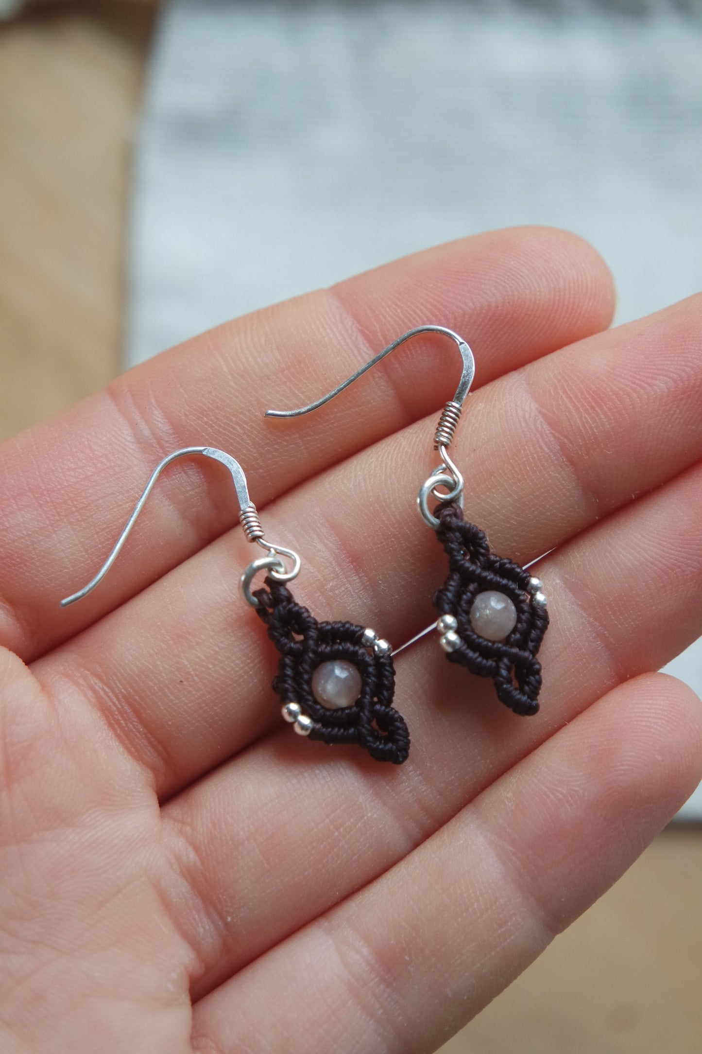 Mondstein Makramee Ohrringe ~ BRAUN