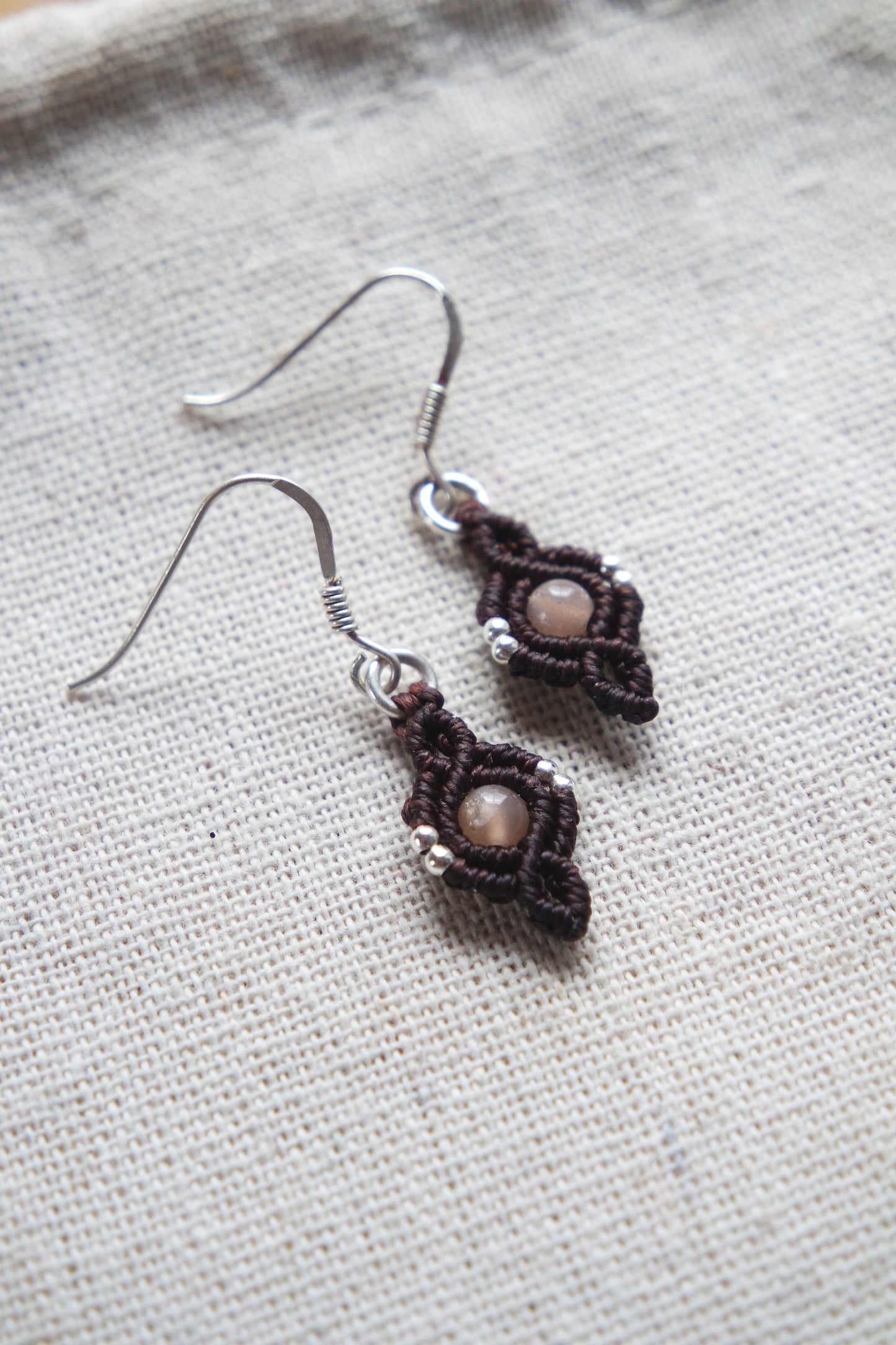 Mondstein Makramee Ohrringe ~ BRAUN