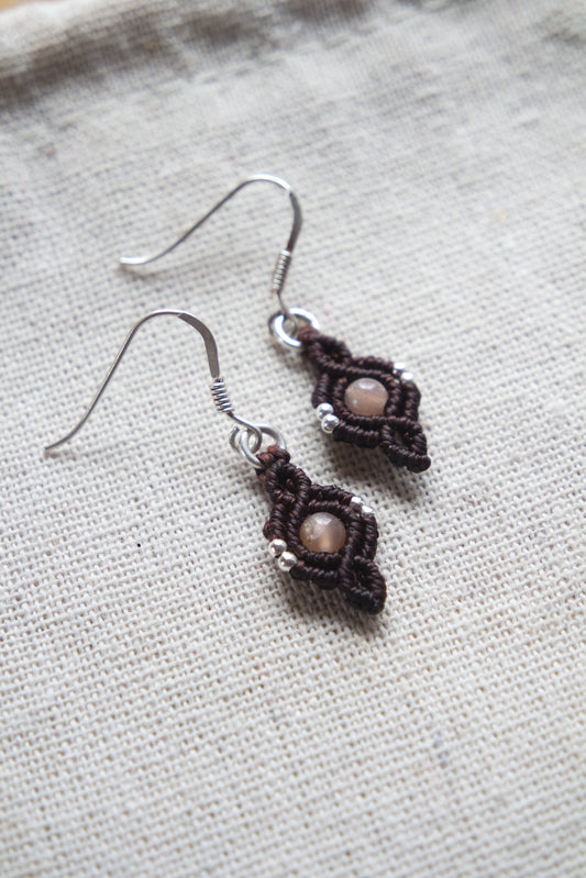 Mondstein Makramee Ohrringe ~ BRAUN