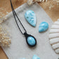 Hellblauer Larimar Anhänger schwarze Makramee Fassung