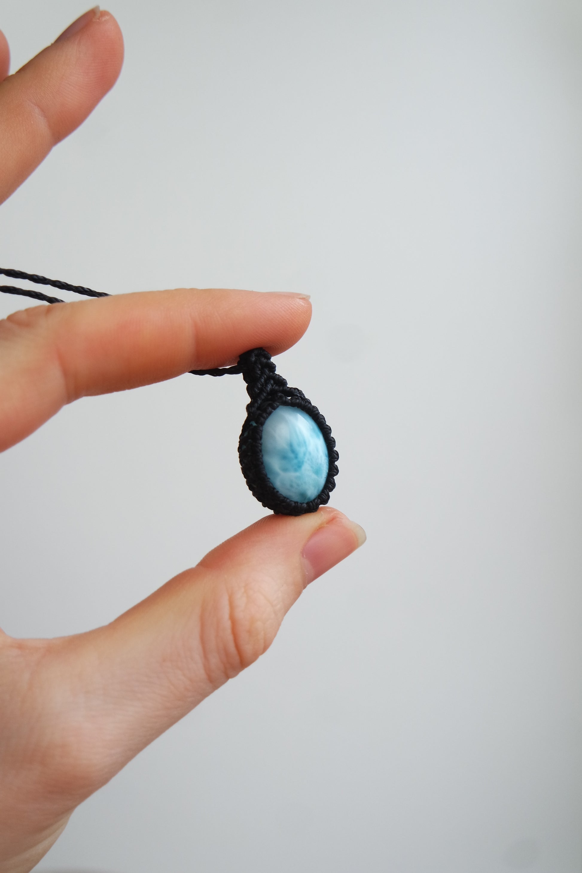 Boho Edelsteinkette Larimar schwarzes Band Handarbeit