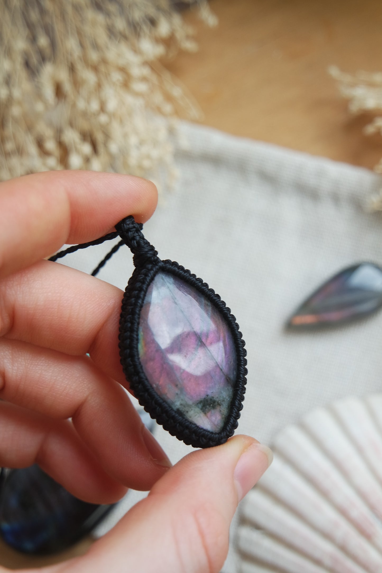 Boho Edelsteinkette Labradorit schwarzes Band Handarbeit