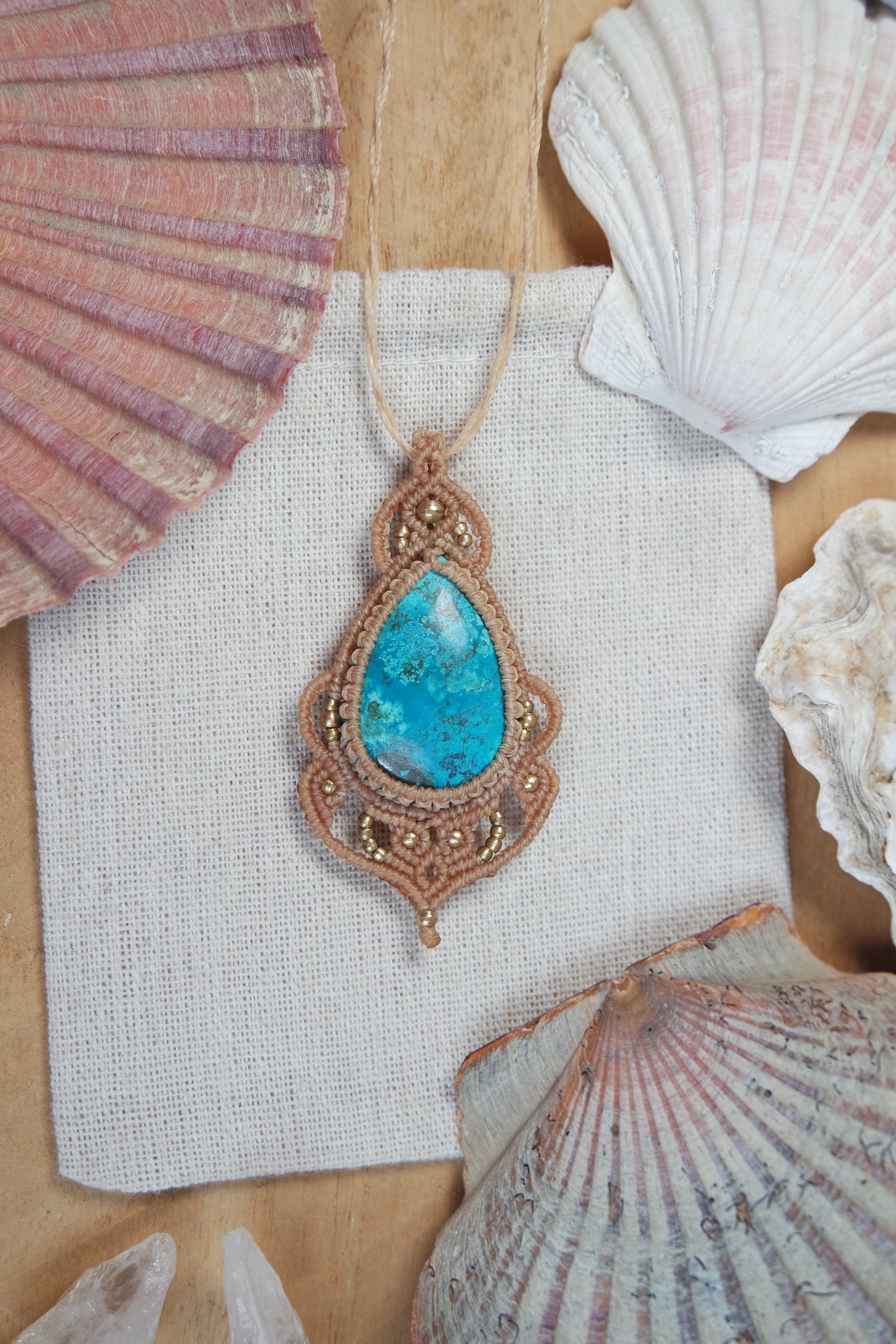Handgeknüpfte Makramee Kette Strandseele mit blauem Chrysokoll und Messingperlen in sandfarbenem Makramee.