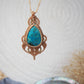 Handgeknüpfte Makramee Kette Strandseele mit blauem Chrysokoll und Messingperlen in sandfarbenem Makramee mit boho hintergrund.