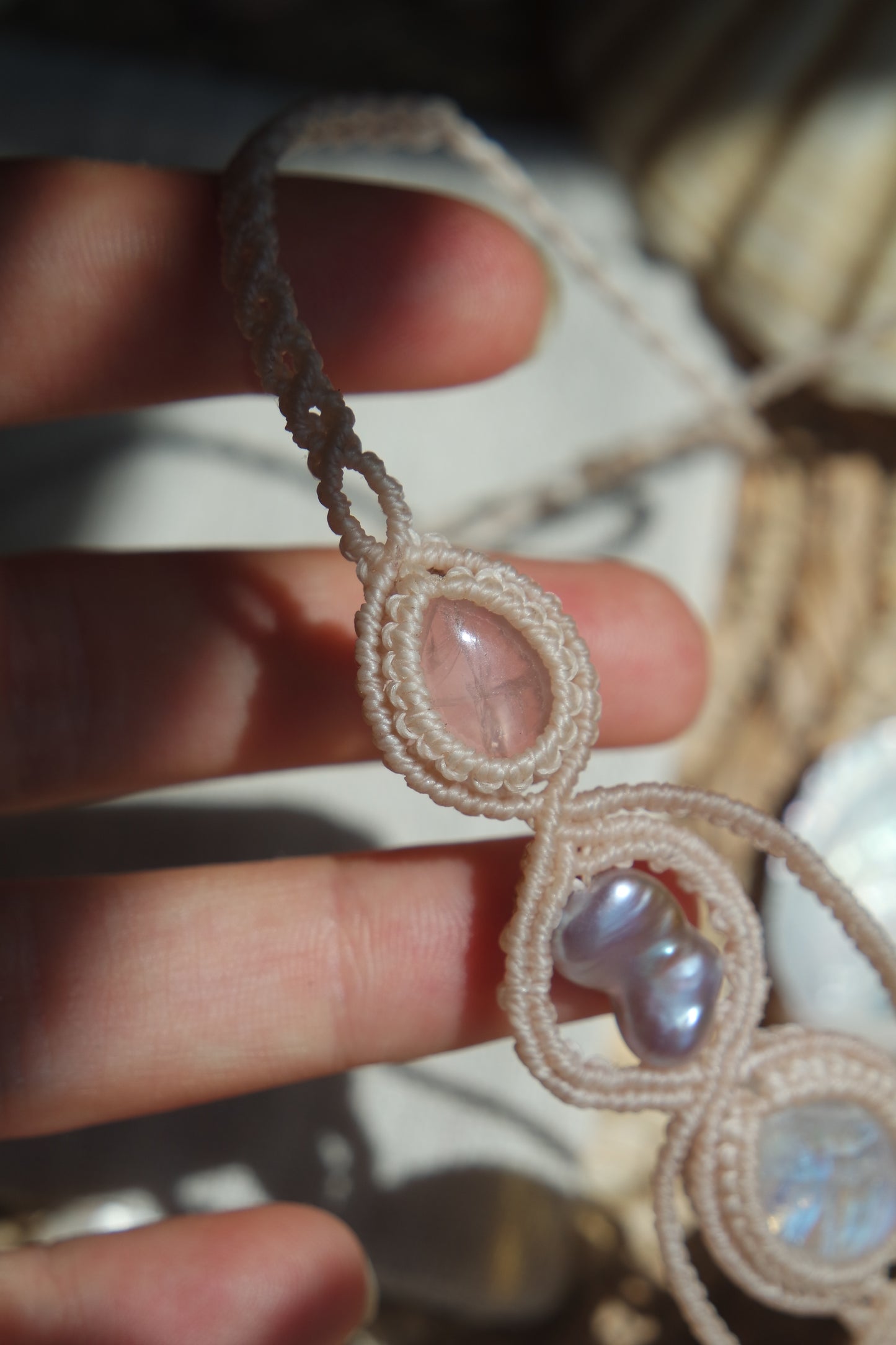 Moosachat, Rosenquarz, weißer labradorit & Perle Makramee Collier