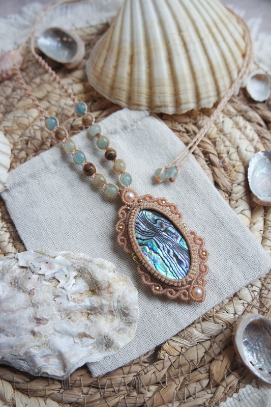 Edelstein Schmuck mit Abalone, Süßwasserperlen und Messingdetails.