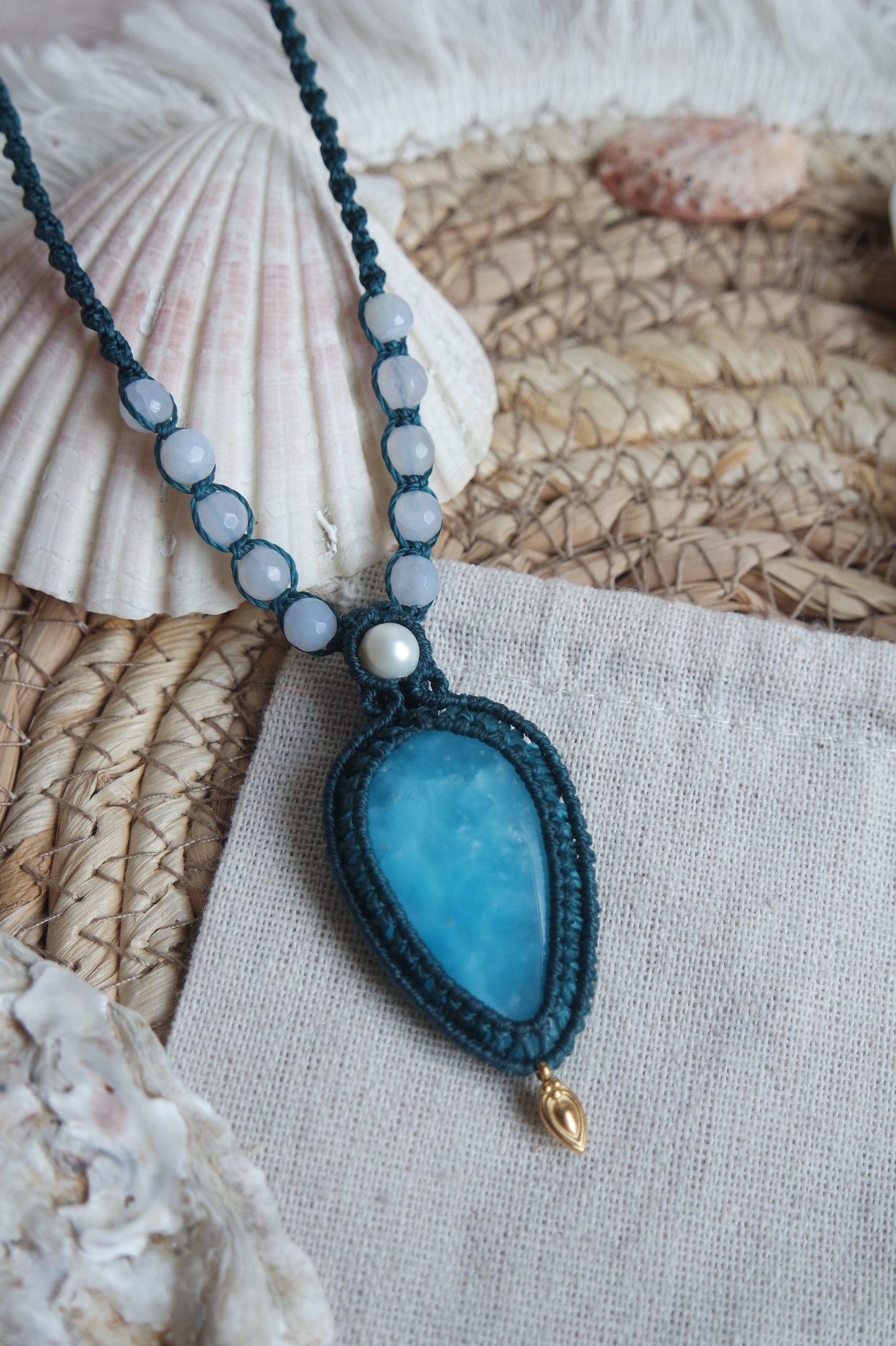 Handgeknüpfte Makramee Kette Gelassenheit mit Hemimorphit und Chalcedon.