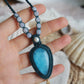 Naturstein Kette aus Hemimorphit mit Chalcedon, Süßwasserperle und Edelstahl-Anhänger.