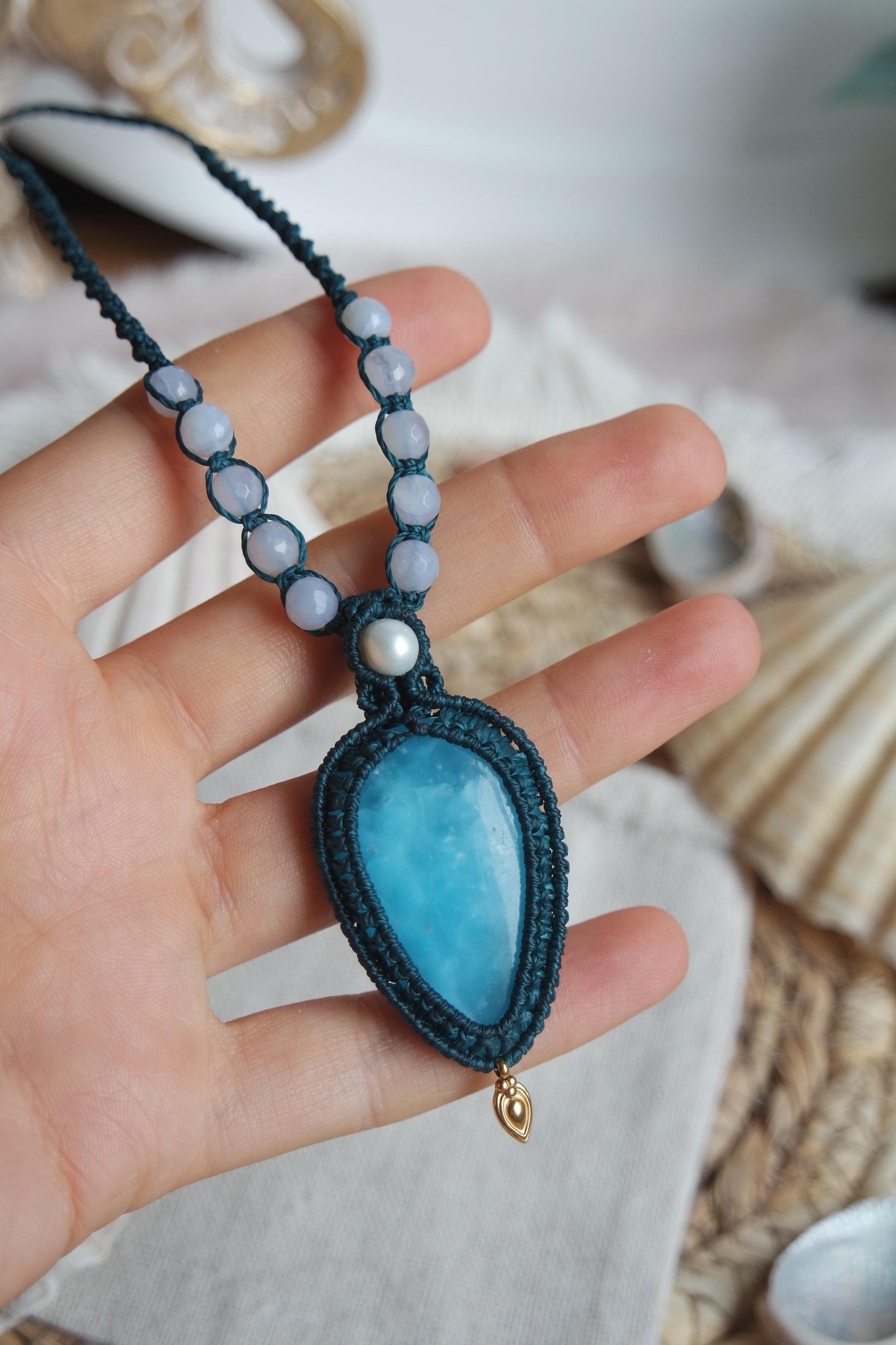 Naturstein Kette aus Hemimorphit mit Chalcedon, Süßwasserperle und Edelstahl-Anhänger.