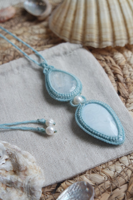 Handgeknüpfte Makramee Kette „Mut“ mit weißem Labradorit, blauem Opal und Süßwasserperle.