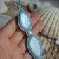 Makramee Schmuck mit weißem Labradorit und blauem Opal aus der Kollektion „Zwischen Wellen und Wurzeln“.