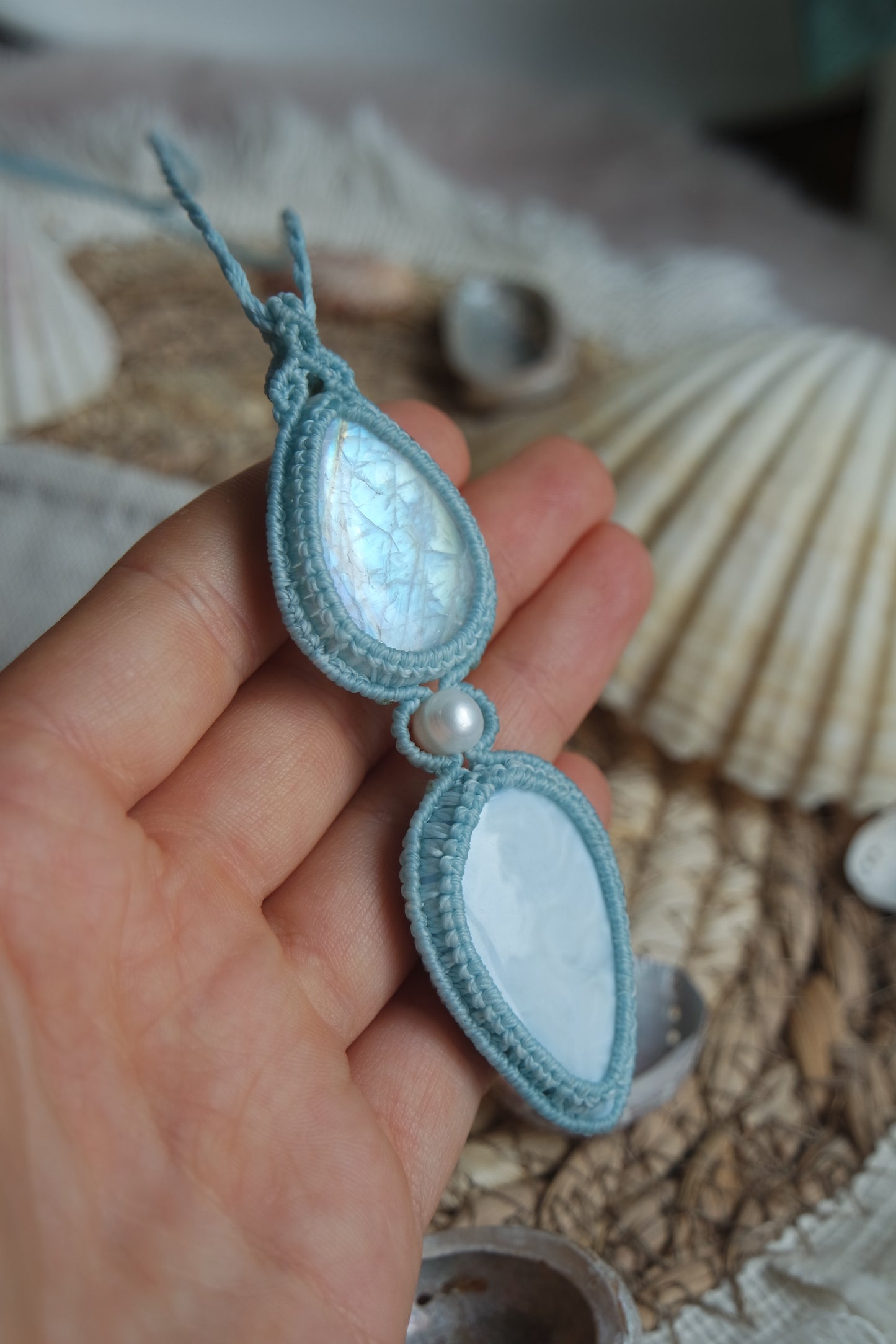 Makramee Schmuck mit weißem Labradorit und blauem Opal aus der Kollektion „Zwischen Wellen und Wurzeln“.