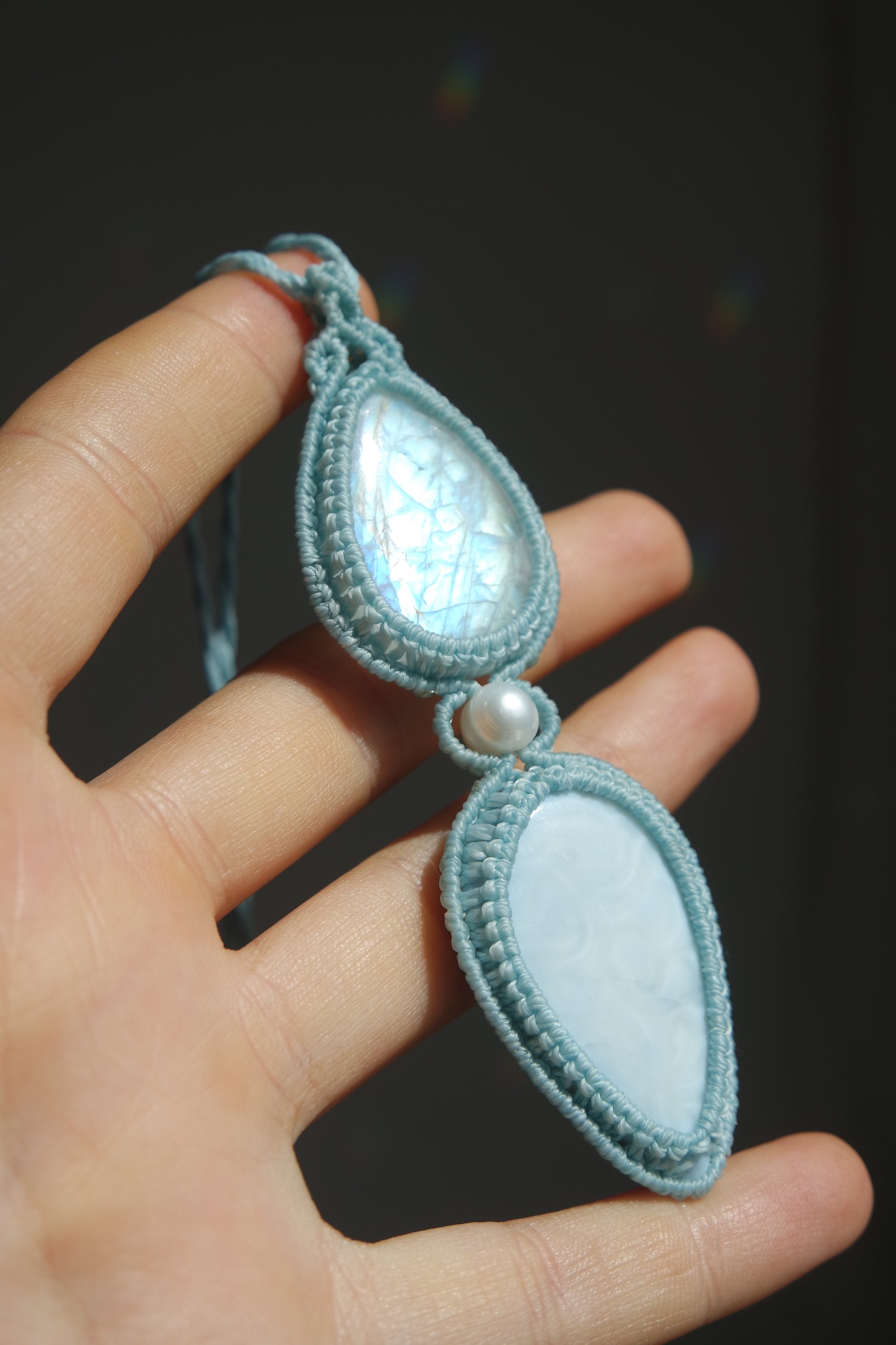 Boho Makramee Kette mit Natursteinen und verstellbarem Schiebeknoten.