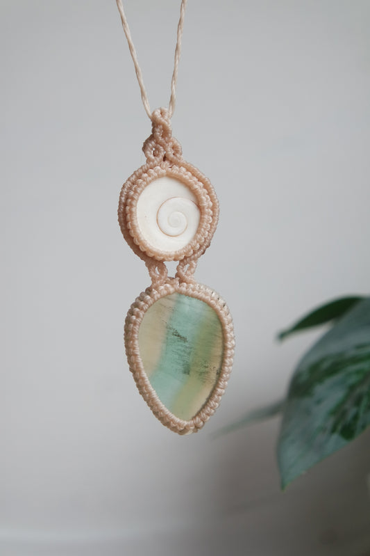Makramee Schmuck mit grünem Fluorit und natürlichem Shivaauge.