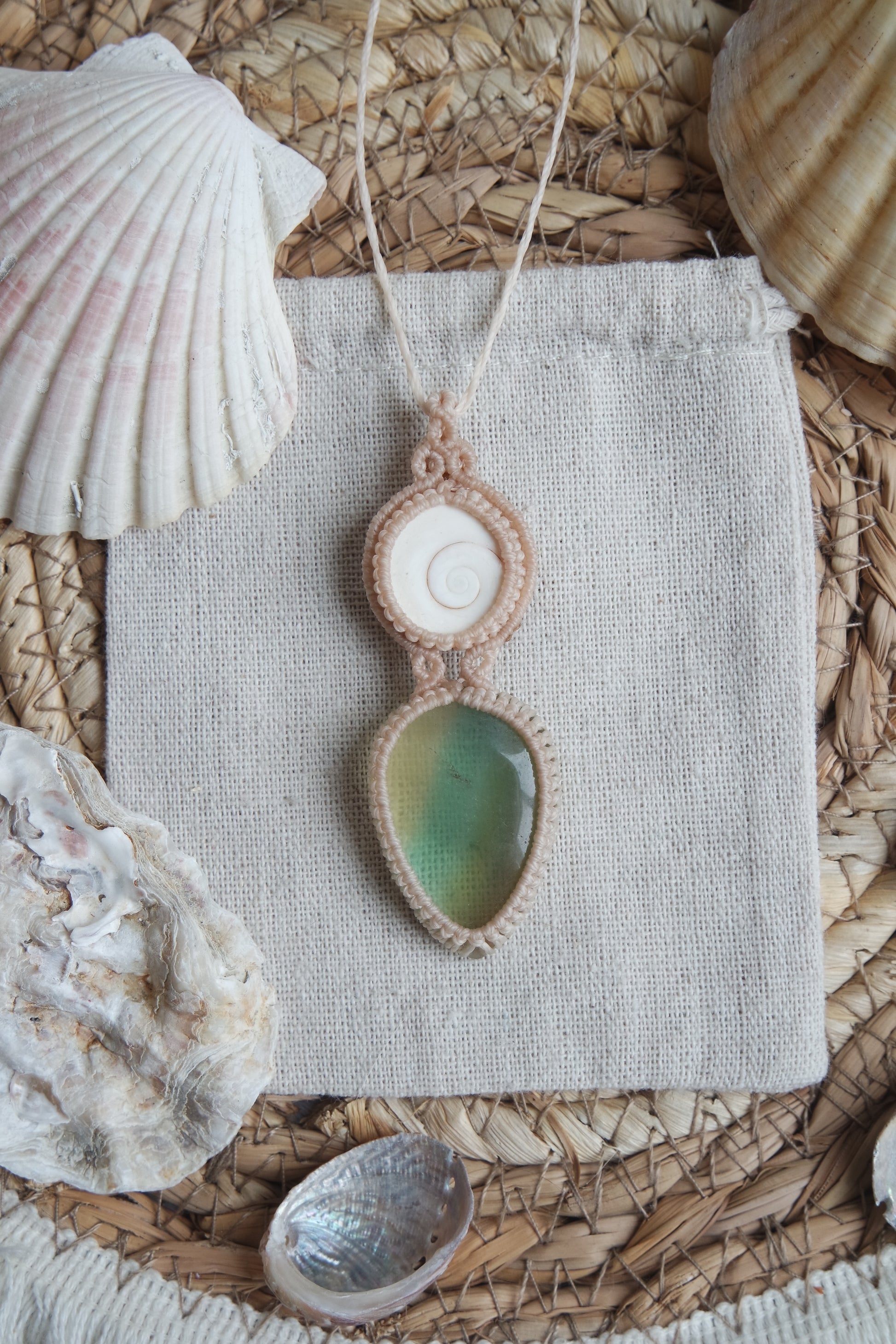 Boho Makramee Schmuck mit Fluorit und Muschel Shivaauge.
