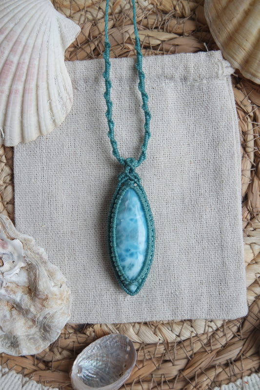 Handgeknüpfte Makramee Kette Harmonie mit Larimar.